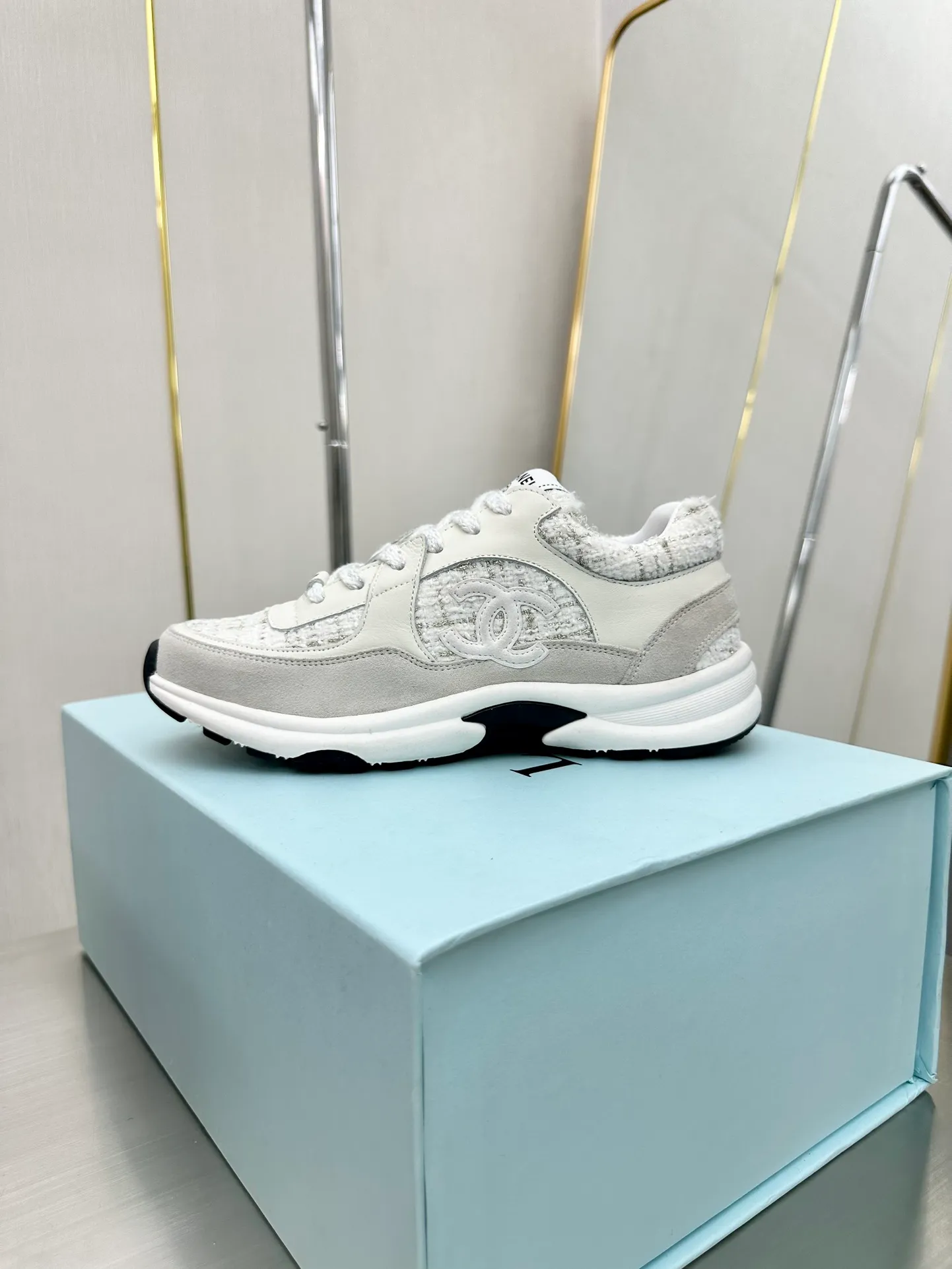 👟👟Ex-factory price 480 👟👟 Women's Shoe Factory Chanel Chanel - 2023 Counter Top Casual Sports Shoes This classic design; the upper is electro-embroidered with a variety of techniques; the outsole is fashionable and sporty; it is extraordinary and incorporates a variety of color matching elements... The diversified mix and match is very beautiful and versatile, and can be used for leisure, fashion, sports and outdoor... ꫛꫀꪝ Go➫ Material: ❶The upper is made of: original imported mercerized velvet + double-layer breathable mesh ❷The inner lining is made of: the original imported breathable mesh ❸The outsole is based on: original T👟👟factory price U combination outsole. Counter boutique packaging complete set for women 35–41 and men 38-46